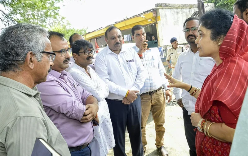 राज्यमंत्री (स्वतंत्र प्रभार) श्रीमती गौर ने अवधपुरी में किया सड़कों का निरीक्षण