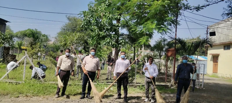 सेवा संकल्प अभियान विद्युत कंपनी के अधिकारी-कर्मचारियों ने “स्वच्छता ही सेवा” अभियान के तहत श्रमदान कर…